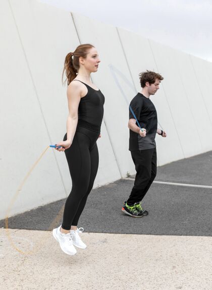 健康穿运动服的男女在户外锻炼运动装生活方式健身