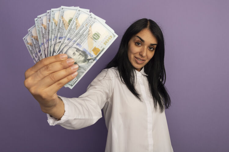 穿自信的年轻美女穿着白色t恤拿着现金女性人年轻