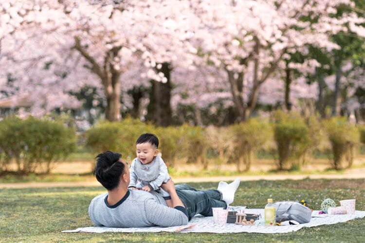 日本一家人在户外共度时光花宁静花