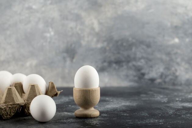 鸡肉生鸡蛋放在蛋杯里 蛋盒放在大理石表面鸡蛋纸箱许多生的