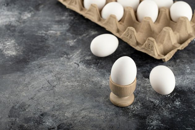 蛋白质一个木制的鸡蛋杯 里面有煮熟的鸡蛋母鸡胆固醇膳食