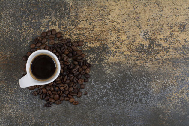 液体一杯黑咖啡 咖啡豆放在大理石表面提神浓缩咖啡香味