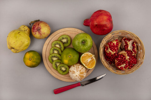 健康顶视图新鲜切碎的猕猴桃片放在木制厨房板上 绿苹果 橘子 石榴 木瓜和黄苹果隔离开来新鲜木瓜石榴