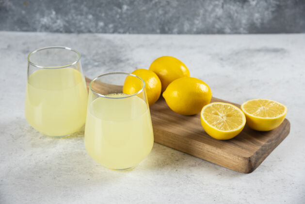 有机在木板上放两杯美味的柠檬水水美味桌子