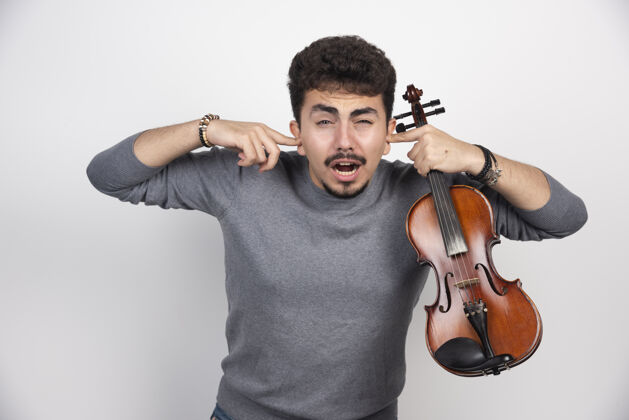 消极音乐家拉小提琴 拒绝听评论家的意见聪明男人年轻