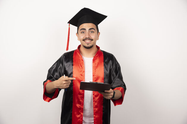 学生年轻的研究生指着白色的毕业证书证书成就满意