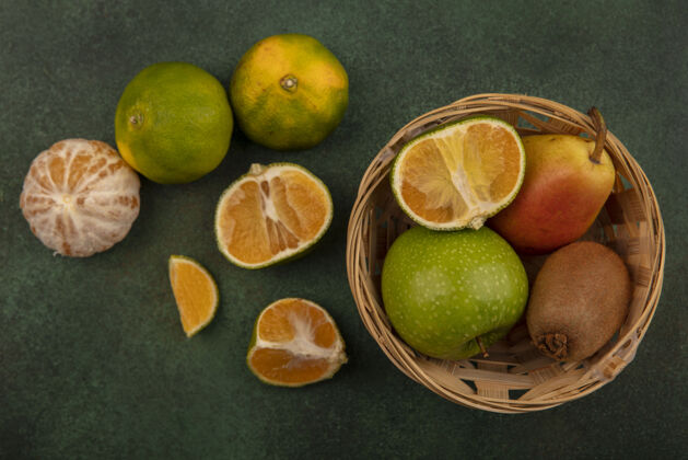 梨顶视图健康和新鲜的水果 如苹果梨猕猴桃桶与橘子隔离观健顶