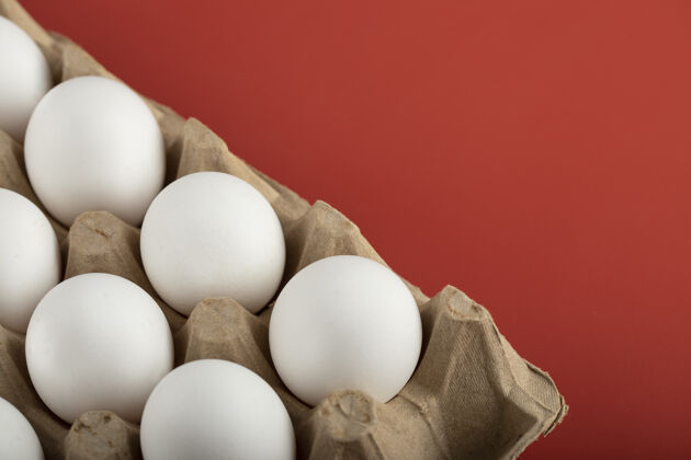食物红色表面上的白色鸡蛋容器容器食物纸箱
