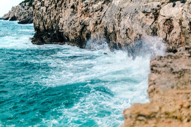 海景海浪冲击岩石海岸的美丽镜头-完美的背景航海天空海洋