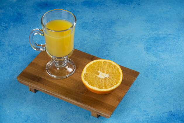 美味一杯橙汁放在木板上美味营养爽口