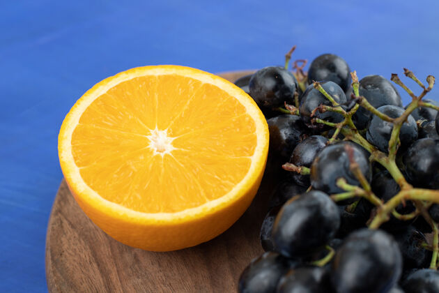 葡萄把橘子片和葡萄放在木板上食物美味新鲜