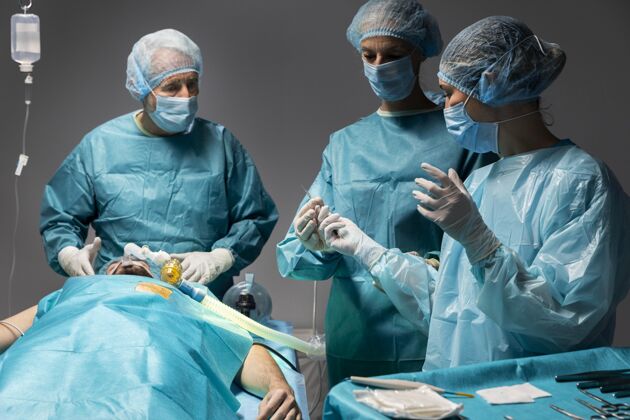 过程不同的医生在给病人做手术外科外科医生专业
