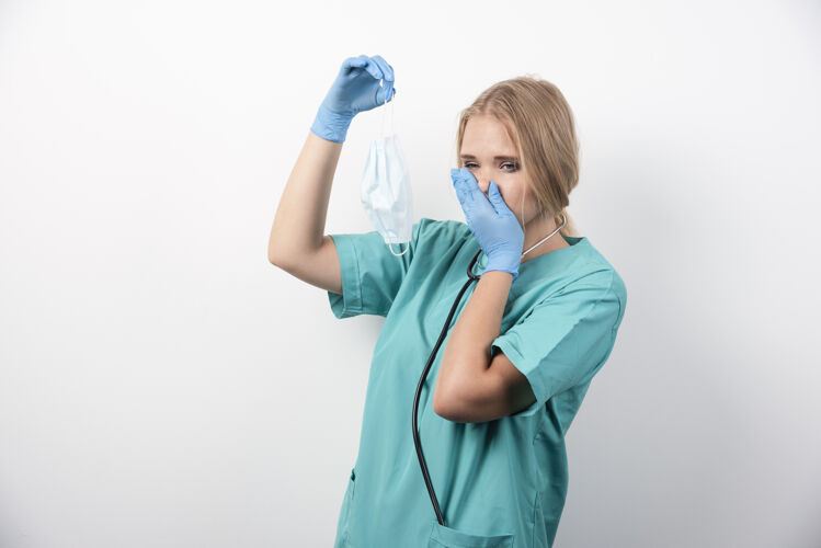 专业护士穿着制服 戴着口罩和乳胶手套高质量的照片消毒女性面罩