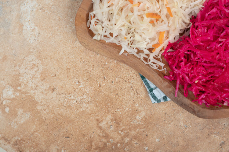 沙拉红白泡菜放在木板上泡菜切丝泡菜