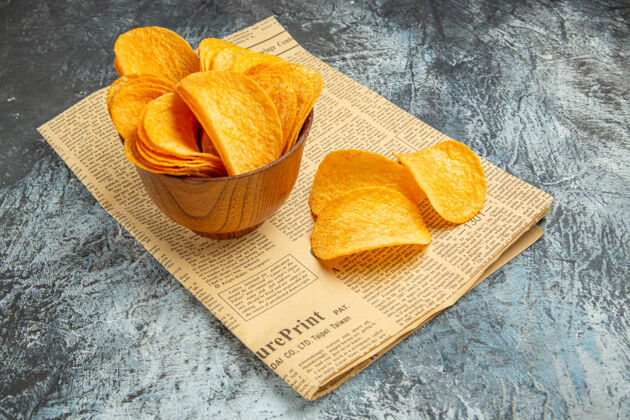 壁板灰色桌子上报纸上美味的自制薯片的侧视图饮食生产健康