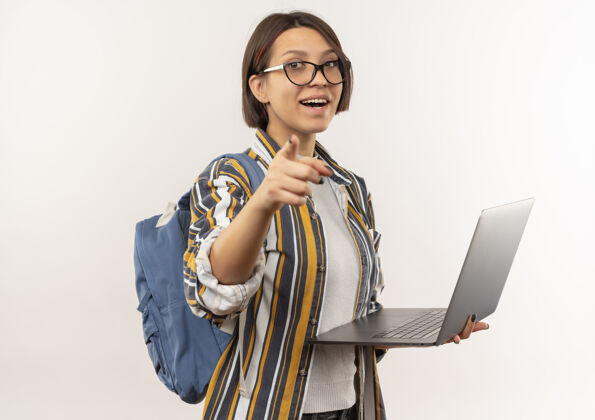 穿印象深刻的年轻女学生戴着眼镜 背着手提电脑 指着前面的白色隔离印象包指着