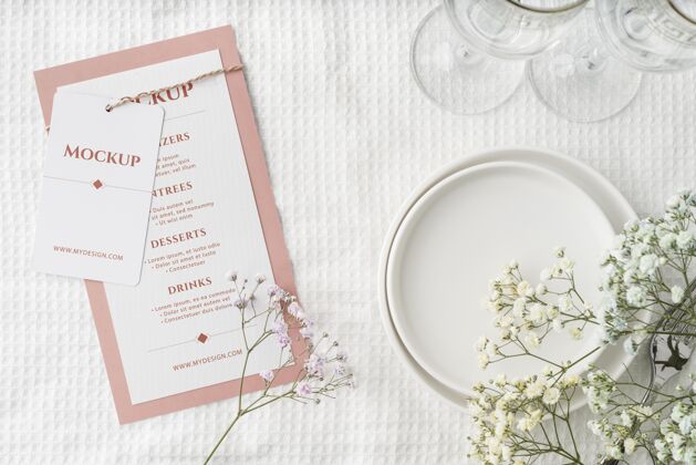 花餐桌布置顶视图 带春季菜单模型和眼镜桌子装饰玻璃盘子