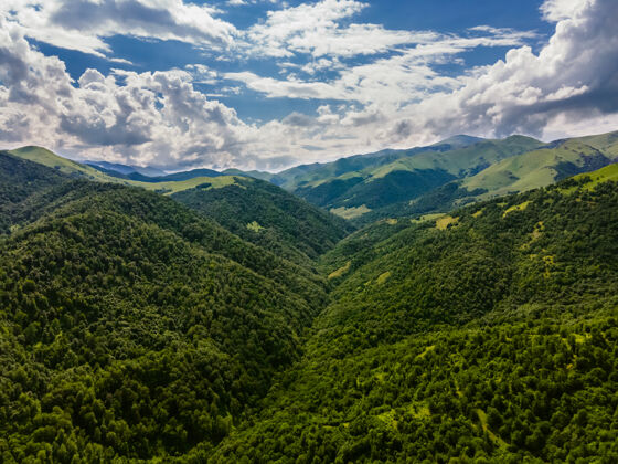 山谷在亚美尼亚美丽的森林山脉惊人的空中拍摄山城镇景色
