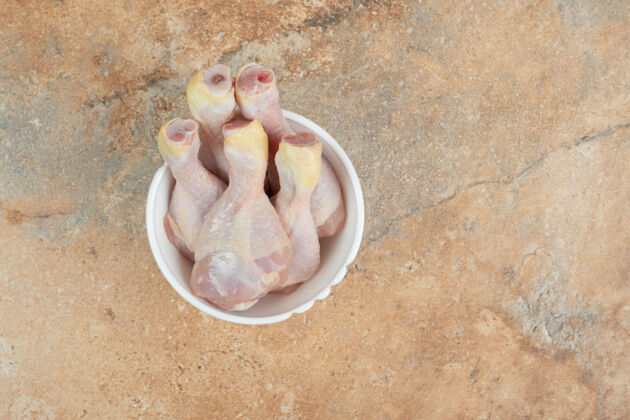 大理石白板无准备鸡腿放在大理石表面上生的未经料理的肉