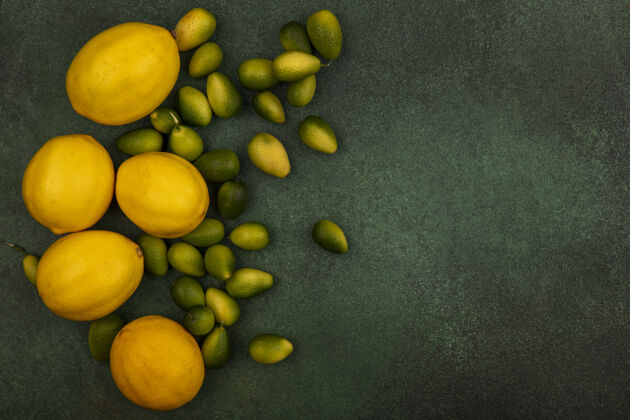 复制甜酸口味的金盏花与柠檬隔离在绿色背景与复制空间俯视图绿色金坎视图