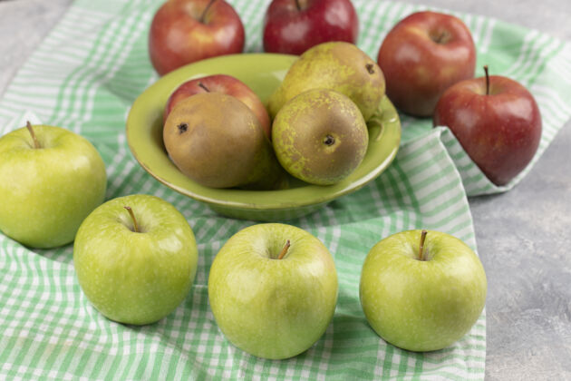 水果绿碗里有红苹果和鲜梨丰收红色美味
