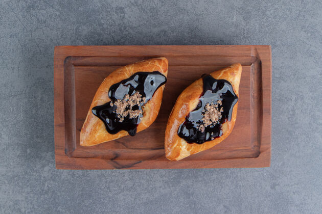 烘焙美味的甜三角糕点在木板上盘子食物糕点