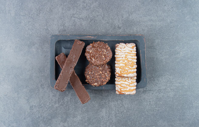 火黑木板上的巧克力圆饼干甜点巧克力美味