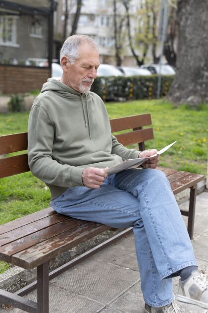男性现代老人看报纸垂直老年人成熟