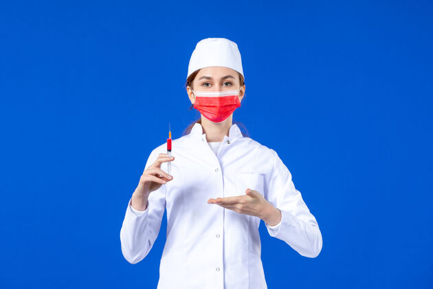 套装正面图：身穿白色医疗服的女护士 戴着红色面罩 手上拿着蓝色针剂面罩手高尔夫