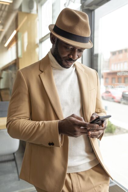 手机穿着米色西装的现代非洲裔美国人男士男士男士