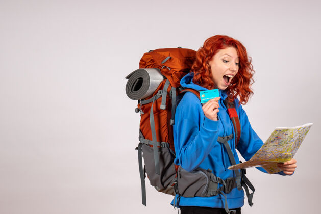 山女游客带着背包和地图去山里旅游徒步旅行肖像度假