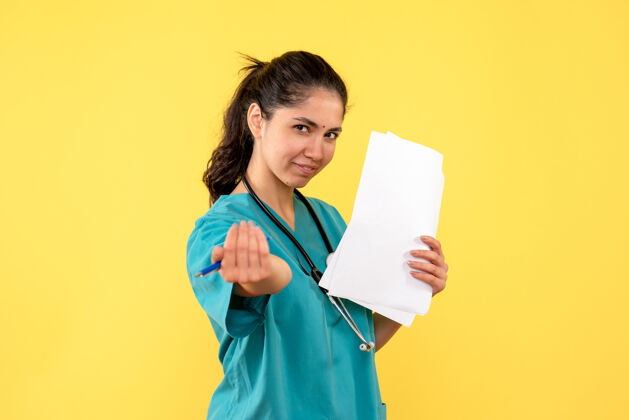 站立前视图：站着文件的女医生女医生微笑女人