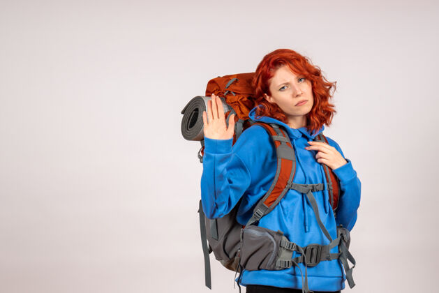 时尚女游客背着背包上山旅游自然背包肖像