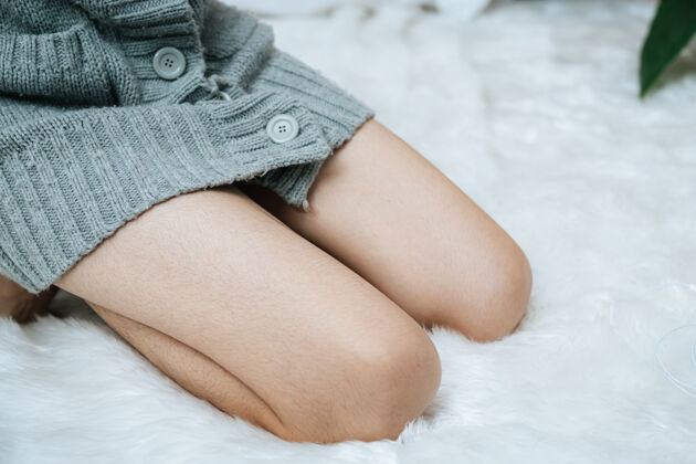 气候女人腿躺在床上的特写照片袜子凉爽冷