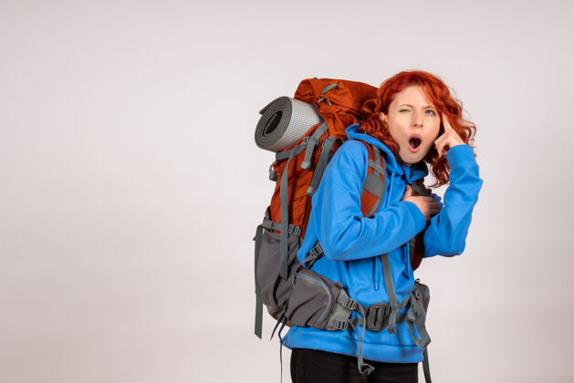 微笑女游客背着背包上山旅游女人背包旅行