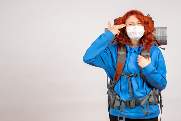 自然正面图女游客带着背包 戴着面具上山旅游人山人