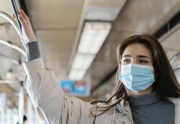 车辆戴着口罩坐地铁的年轻女子城市病毒防护