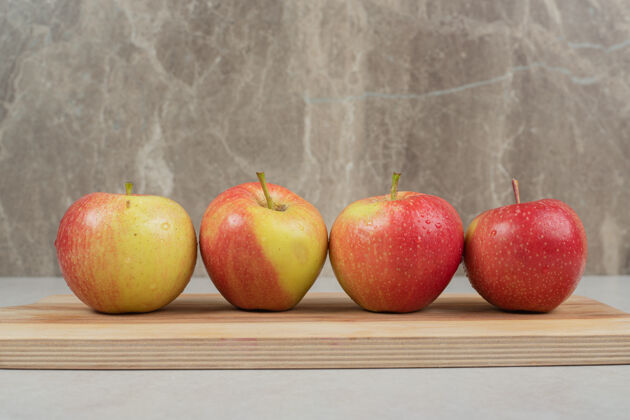 美味整个红苹果放在木板上有机苹果生的