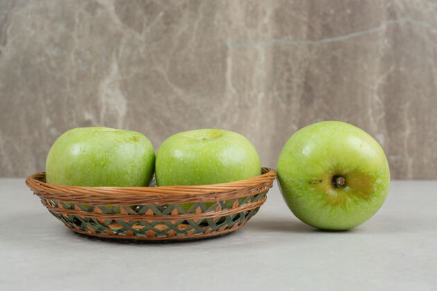 苹果新鲜的青苹果放在木篮里成熟的有机美味