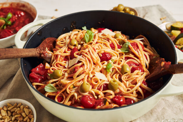 桌子特写镜头的意大利面与蔬菜和配料在一张白色的桌子上配料营养饮食