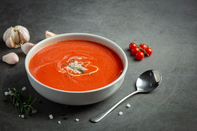 纤维温热的番茄汤盛在碗里汤准备番茄