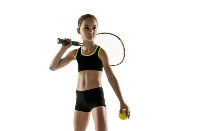 广告在白墙上打网球的白人小女孩运动玩网球
