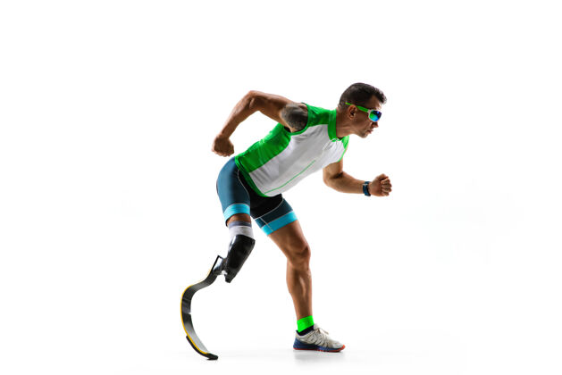比赛残疾运动员或截肢者隔离在白色工作室背景下专业男性跑步者 带假肢 在工作室训练和练习残疾运动和健活方式理念残疾腿部物理