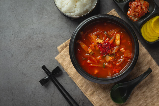 酸味泡菜jikae或泡菜汤准备在碗里吃辣椒食用热