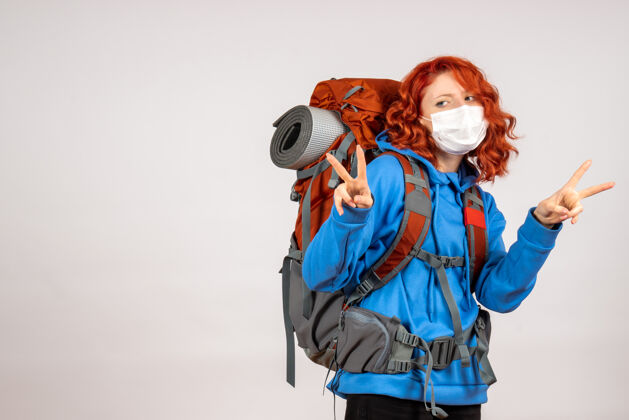 面具正面图女游客带着背包 戴着面具上山旅游快乐乐趣徒步旅行