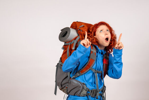旅行女游客背着背包上山旅游颜色女游客山