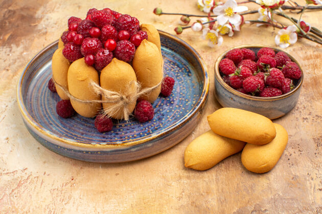 草莓新鲜出炉的软蛋糕 水果和饼干 鲜花放在五颜六色的桌子上饮食鲜花甜点