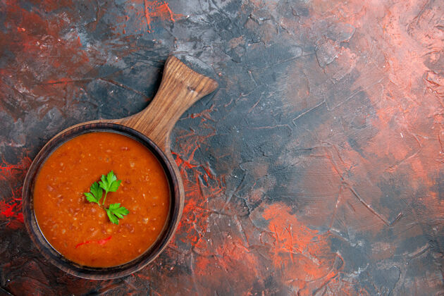 壁板经典的西红柿汤放在一个棕色的砧板上 放在一张五颜六色的桌子的右边容器新鲜的晚餐