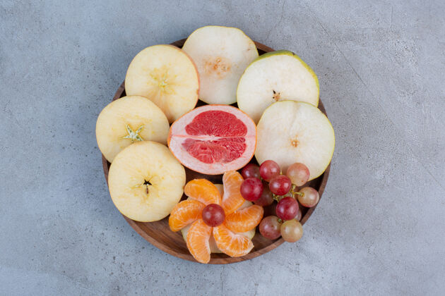 美味一种美味的水果 放在大理石背景的小盘子里橘子美味切片