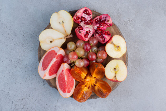 苹果在大理石背景的木板上放一个小水果品种梨健康美味